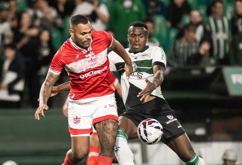 Coritiba empata com CRB e mantém liderança da Série B, mas adia acesso virtual