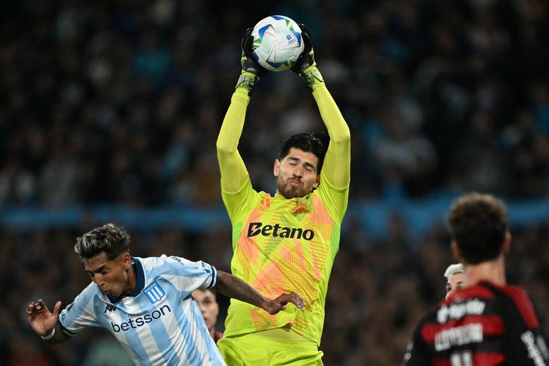Flamengo avança na Libertadores e jornais argentinos exaltam Rossi como destaque