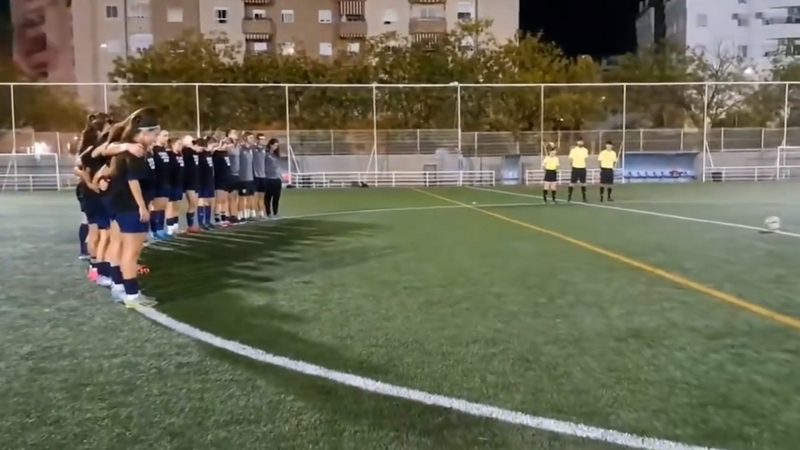 CD Honeyball rinde emotivo homenaje a Sandra Peña con mensaje en el campo