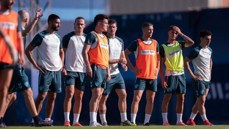 Juanpe e Izan Merino detienen su entrenamiento por precaución antes del partido contra Andorra