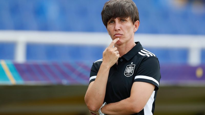 Exentrenadores destacan la ambición y liderazgo de Sonia Bermúdez en su debut como seleccionadora