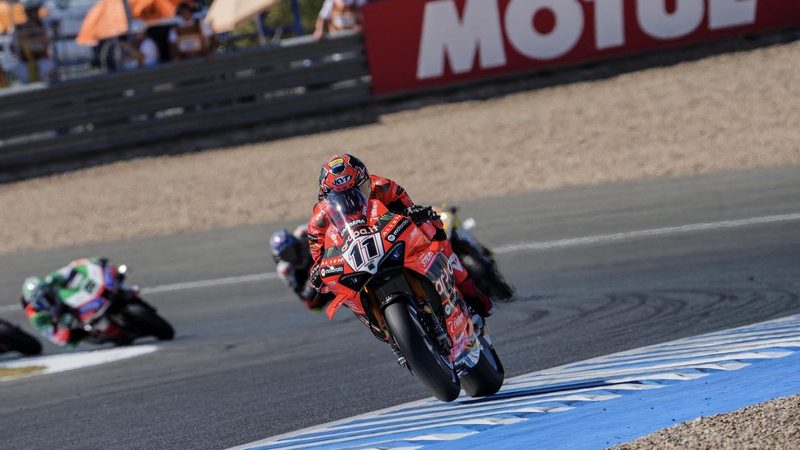 Bulega tira a Toprak y mantiene sus opciones en el Mundial de Superbikes