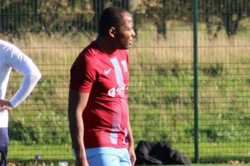 Episódio de violência no futebol inglês deixa jogador com fratura no crânio