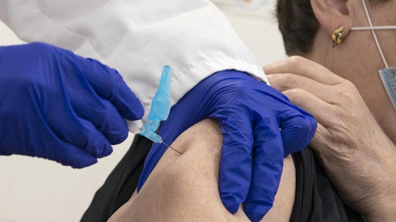 Gripe 2025: aumento de casos tras Navidad y grupos prioritarios para vacunación