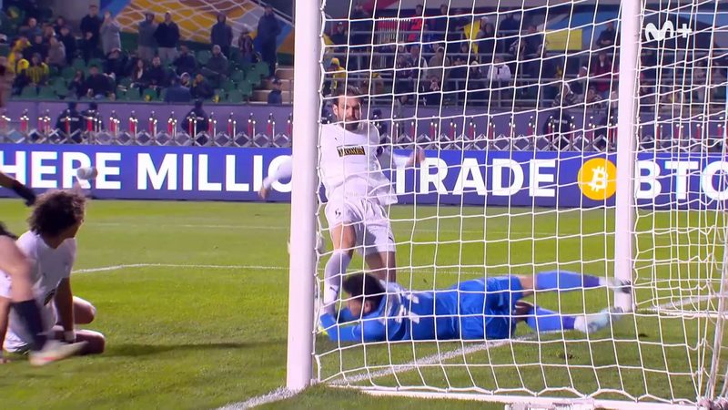 Kairat y Pafos igualan sin goles en un duelo marcado por la expulsión y el VAR