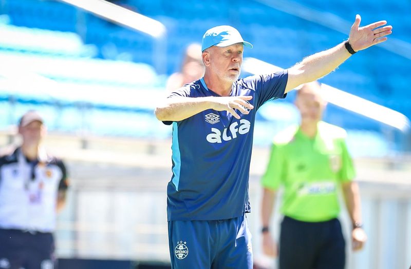 Mano Menezes tem chance de escalar o Grêmio completo contra o Corinthians
