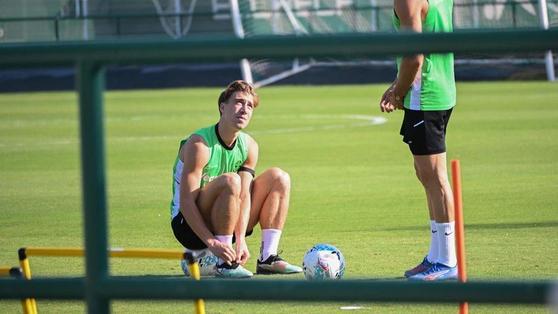 David Affengruber reafirma su compromiso con Elche hasta 2027 pese al interés de grandes clubes