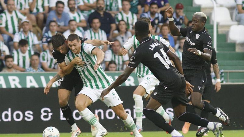 El Córdoba CF mantiene viva la lucha tras un empate vibrante ante Almería