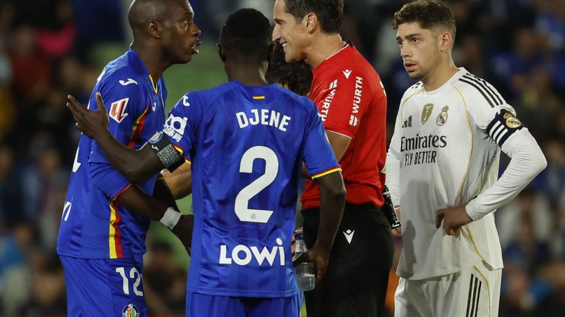 Getafe critica duramente la expulsión de Nyom y la actuación de Munuera en derrota ante Real Madrid