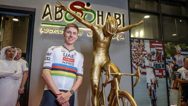 La statua d'oro di Pogacar celebra i suoi trionfi ad Abu Dhabi