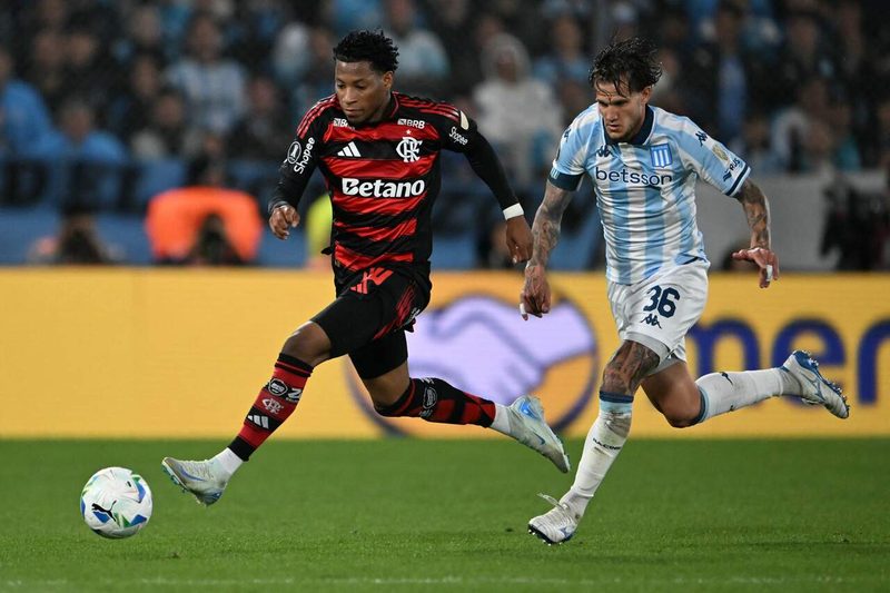 Análise do VAR revela expulsão de Gonzalo Plata por golpe em Marcos Rojo