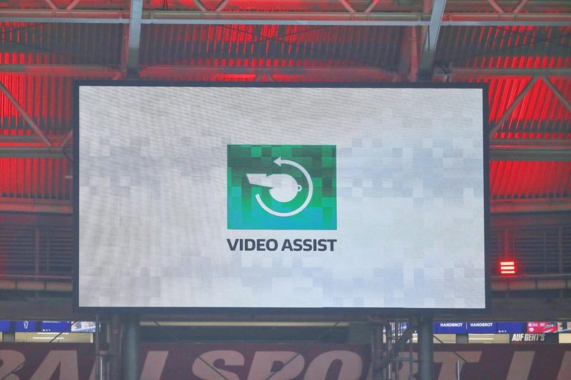 Diskussion um iPad-Schiedsrichter: DFB-Pokal könnte VAR-light einführen