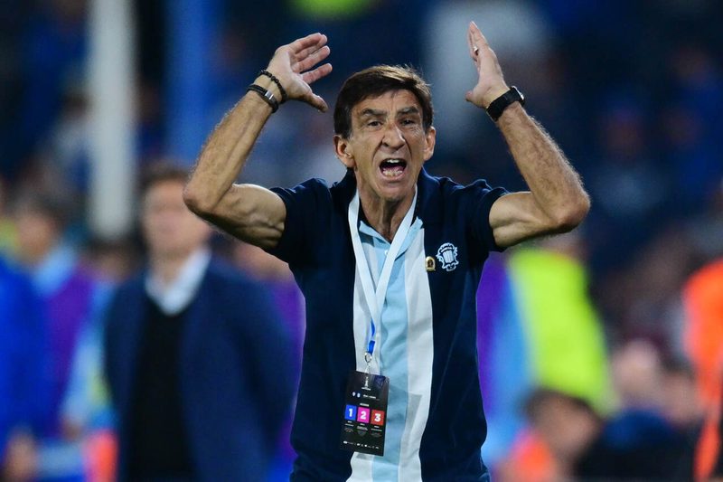 Racing foca no futuro após eliminação na Libertadores e futuro de Costas é incerto