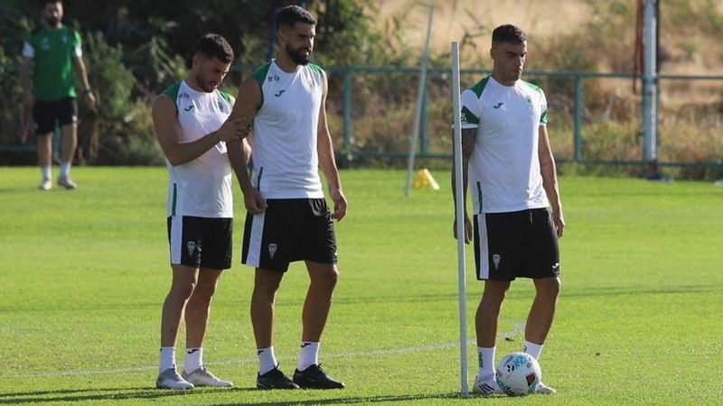 Carlos Isaac destaca la mejora defensiva del Córdoba CF antes del duelo en el Carlos Belmonte