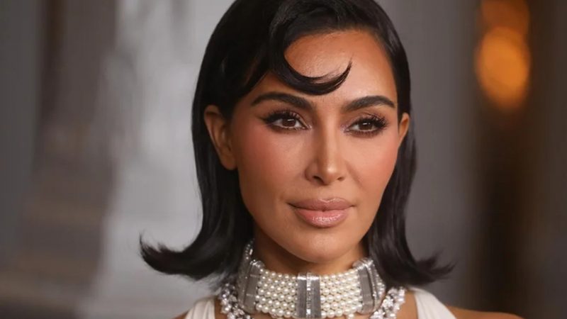 Kim Kardashian deslumbra en París con corsé dorado vintage de Givenchy en su 45 cumpleaños