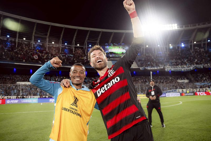 Flamengo retorna ao Rio após garantir vaga na final da Libertadores