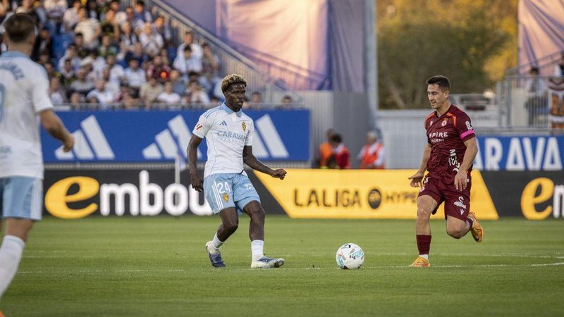 Paul Akouokou sancionado con cuatro partidos tras romper la pantalla del VAR en el Real Zaragoza