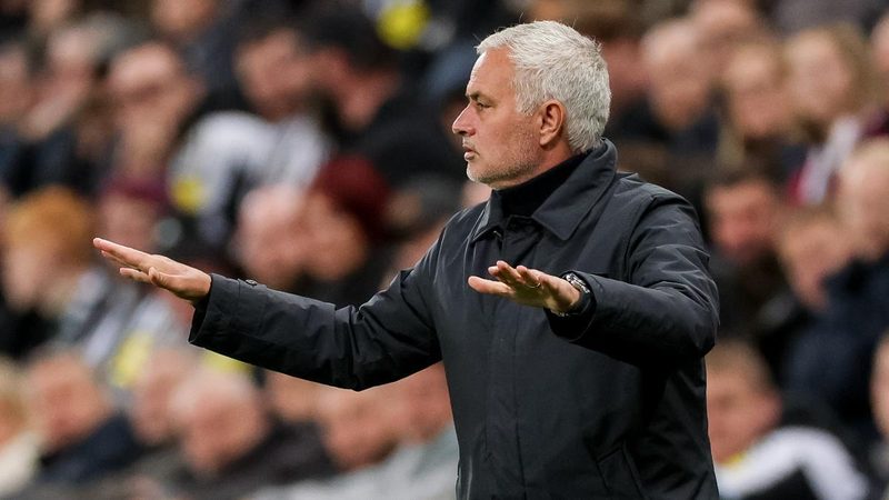 Benfica de Mourinho sufre tercera derrota y complica su pase en Champions