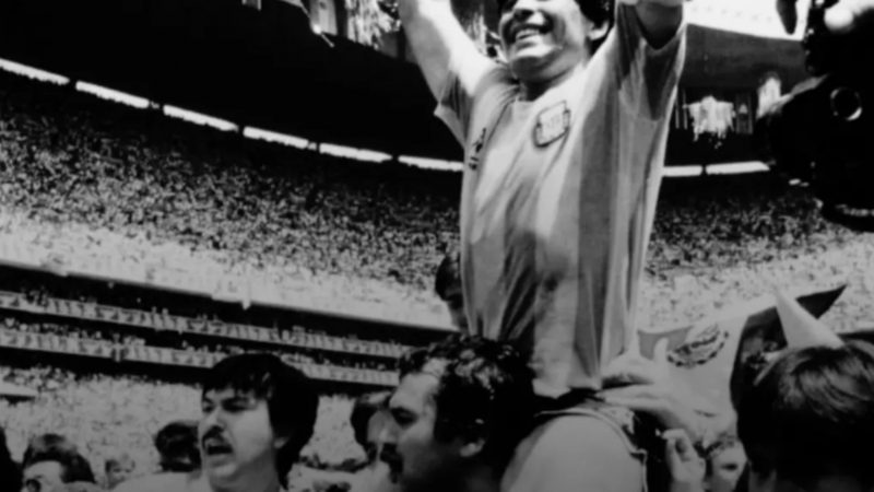 Fallece Roberto Cejas, el hincha que cargó a Maradona tras la final de México 86