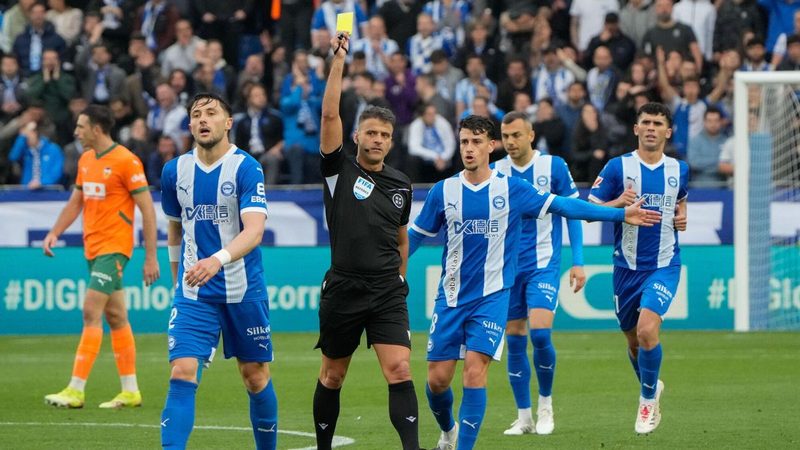Mendizorroza desafía la continuidad del Alavés y la reacción del Valencia en LaLiga