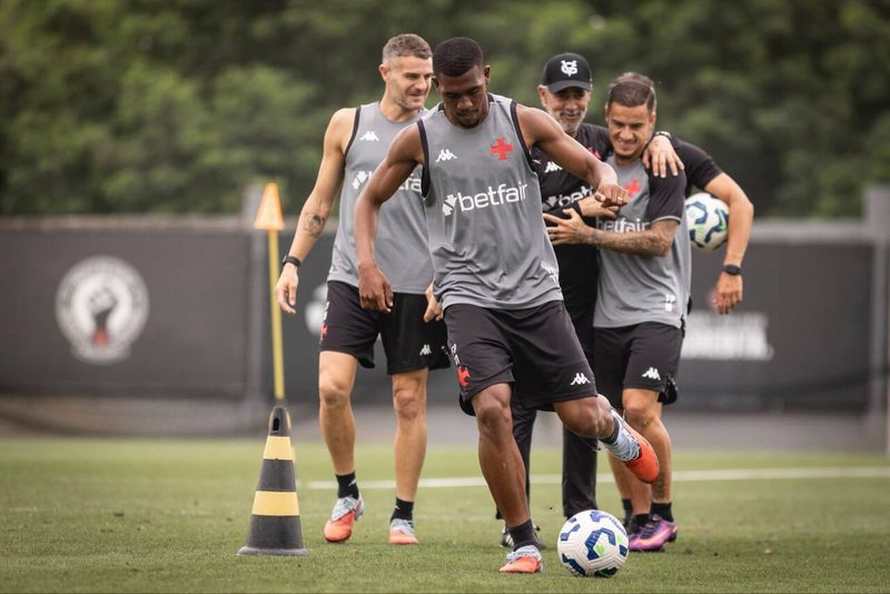 Rayan treina sem restrições e se prepara para duelo decisivo contra o São Paulo