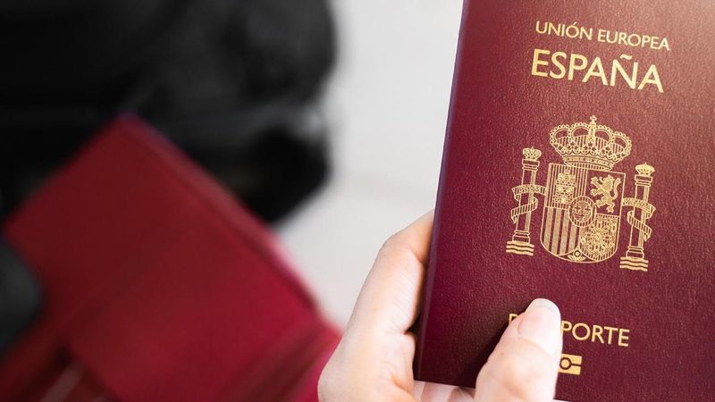 Nuevas máquinas biométricas reemplazan el sello de pasaporte en aeropuertos españoles desde el 12 de octubre