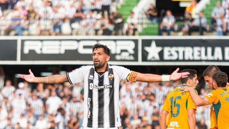 Alberto Jiménez sancionado con dos partidos tras expulsión en Castellón-Albacete