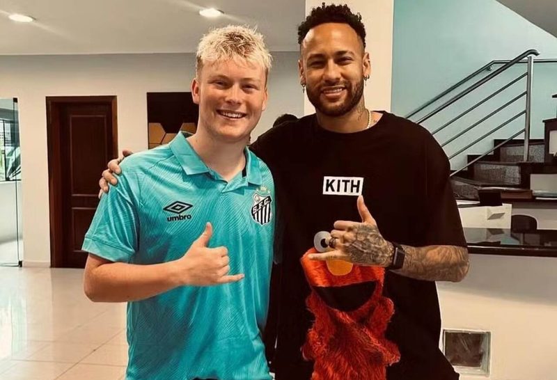 Encontro especial: Neymar recebe torcedor inglês que se tornou símbolo do Santos