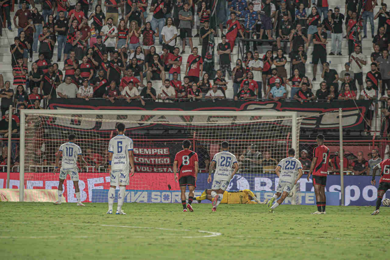 Atlético-GO vira o jogo e rebaixa Paysandu para a Série C do Brasileiro