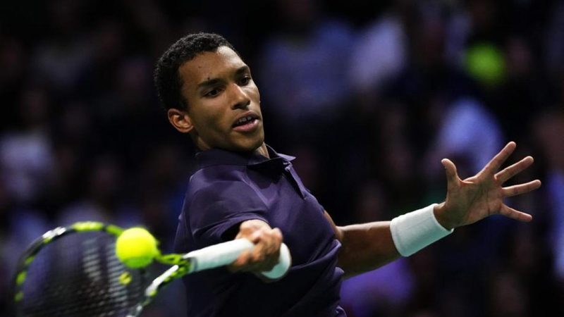 Auger-Aliassime vola in finale a Parigi e supera Musetti nella corsa alle Finals