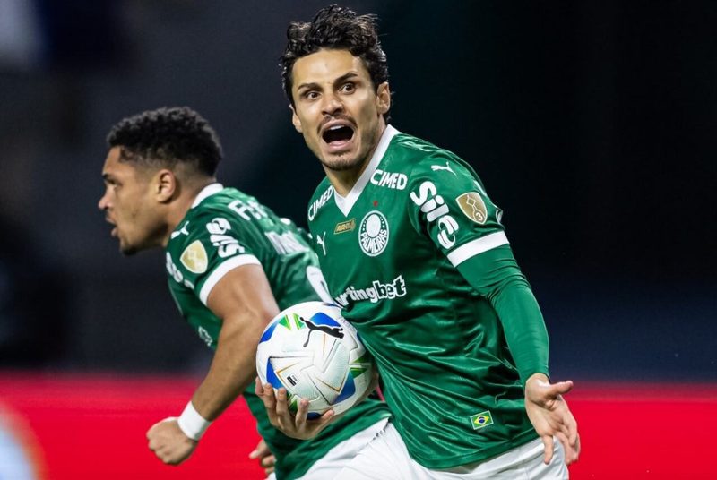 Palmeiras goleia LDU e Raphael Veiga celebra classificação histórica para a final