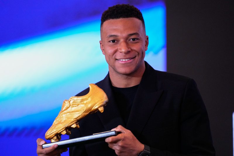 Kylian Mbappé wird mit dem Goldenen Schuh für herausragende Torjägerleistung geehrt
