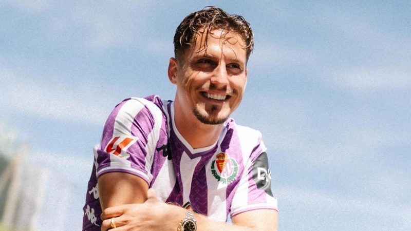 Sergi Canós sigue la tendencia de gafas tintadas popularizada por Marcos Llorente