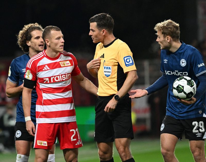 Schiedsrichterentscheidungen im DFB-Pokal sorgen für hitzige Debatten über VAR