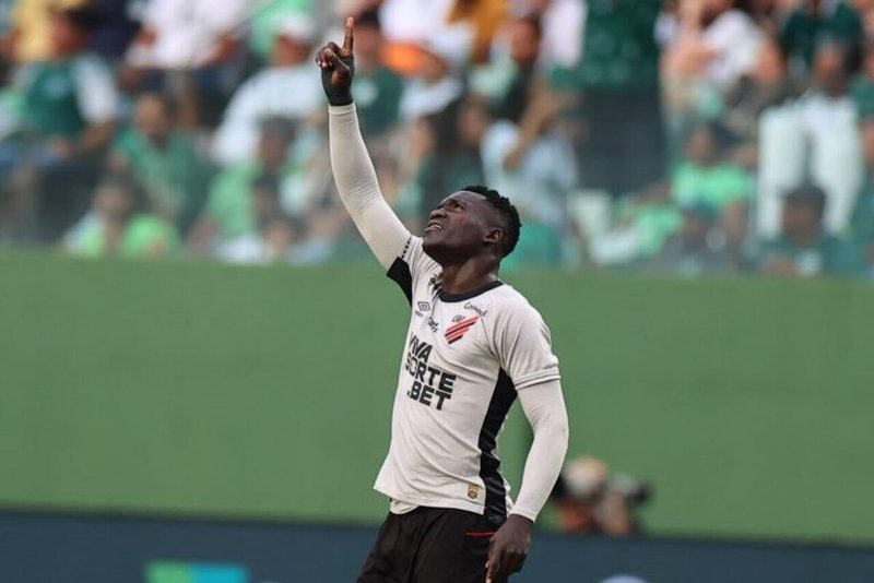 Athletico-PR supera Goiás e conquista vaga no G4 da Série B