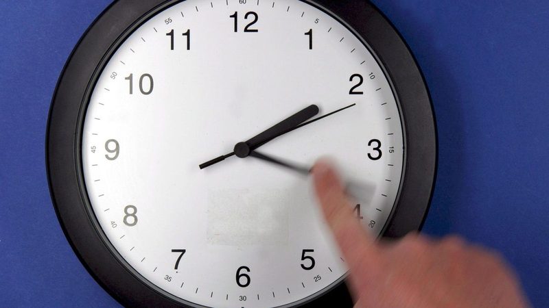 Mantener el horario de invierno todo el año mejoraría la salud y el rendimiento en España