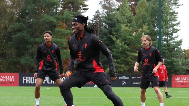Leao pronto a guidare il Milan contro la Roma, Tomori e Gimenez out
