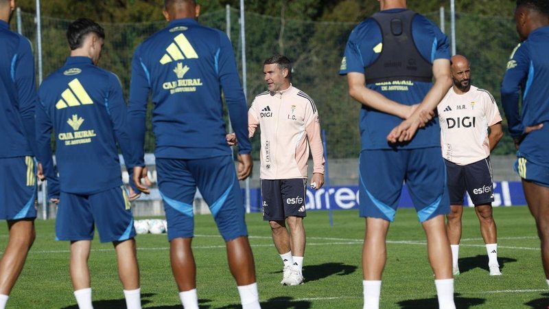 Carrión renueva el Real Oviedo con esquemas ofensivos para mejorar la eficacia goleadora