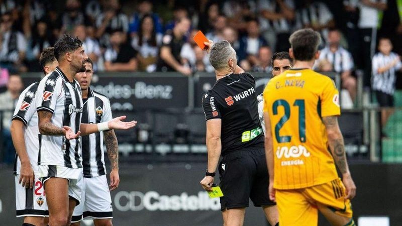 CD Castellón prepara alegaciones tras polémica expulsión de Alberto frente al Albacete