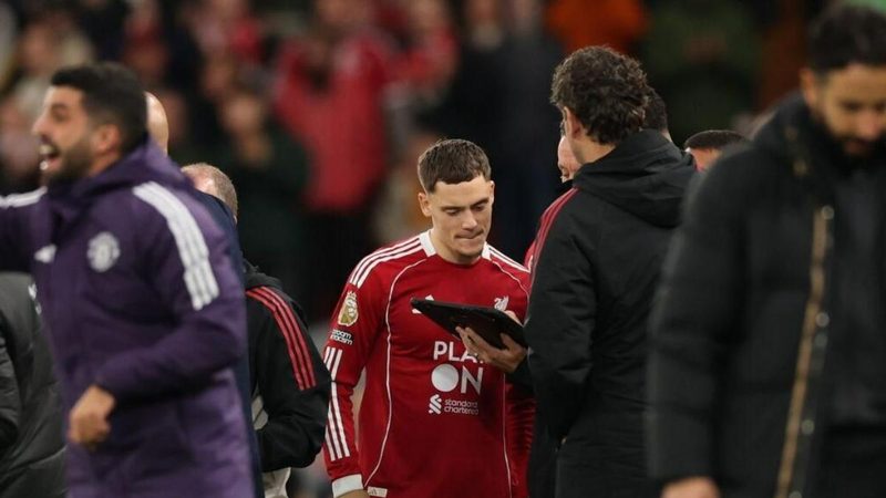 Liverpool sufre crisis tras inversión millonaria y encaja cuarta derrota seguida ante Manchester United