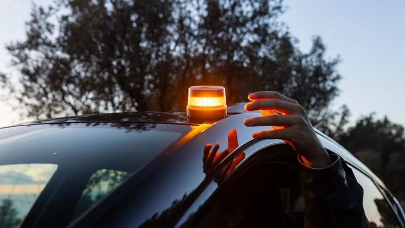 Tráfico prepara campañas para informar sobre la obligatoriedad de luces V16 homologadas en 2026