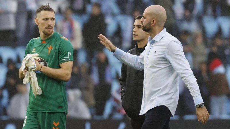 Claudio Giráldez lamenta la expulsión de Starfelt que condicionó el empate del Celta ante la Real Sociedad