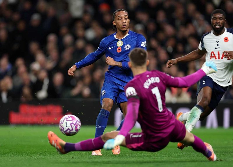 Chelsea supera Tottenham com gol decisivo de João Pedro em clássico londrino