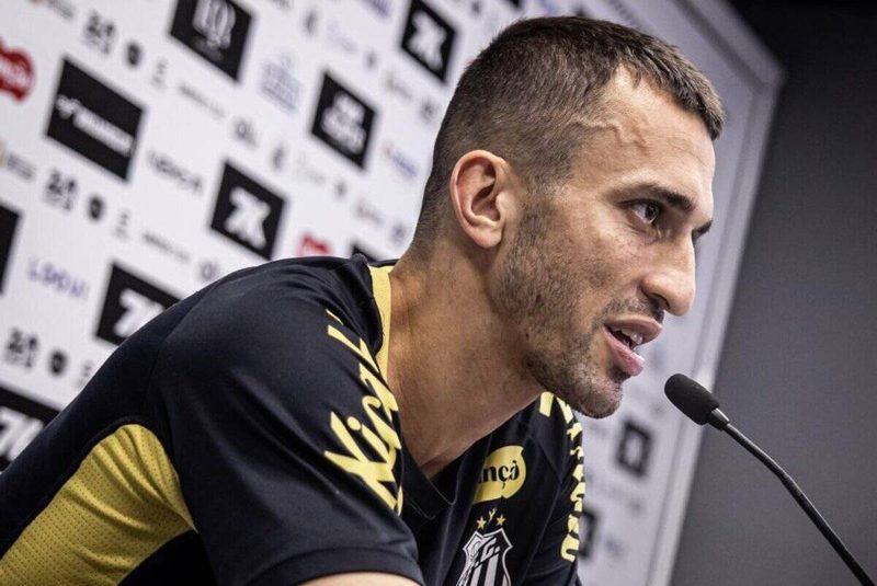 João Schmidt pede foco total do Santos em duelo decisivo contra o Fortaleza