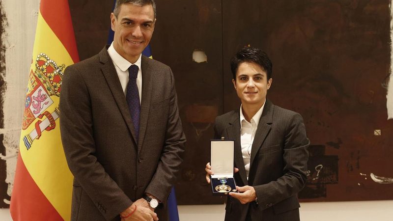 Pedro Sánchez honra a María Pérez con la Medalla de Oro por su doblete mundial en marcha
