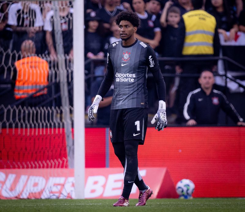 Corinthians perde Hugo Souza e Matheus Bidu para clássico contra o Santos