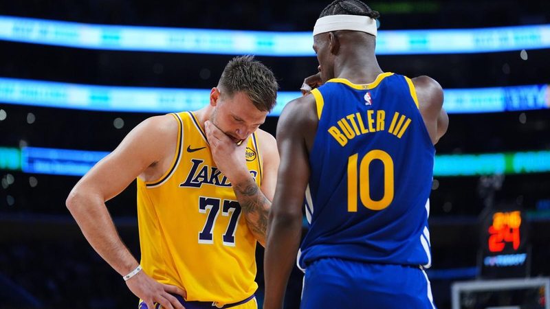 Jimmy Butler lidera a Warriors para vencer a Lakers y a Doncic en estreno de temporada