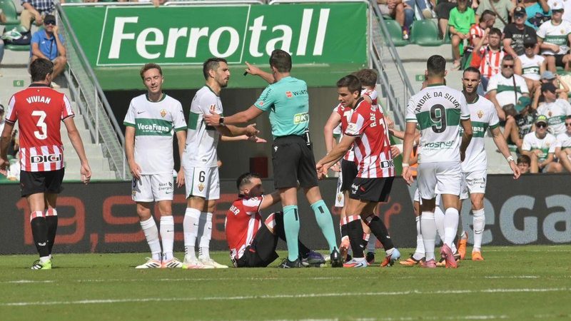 La polémica mano de Vivian salva al Athletic ante Elche en un empate sin goles