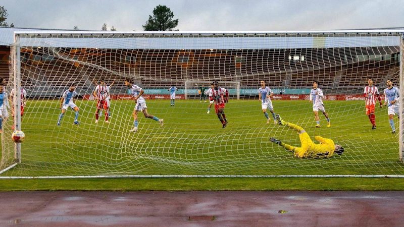El Compostela sufre pero logra mantener el liderato tras vencer al Lugo B