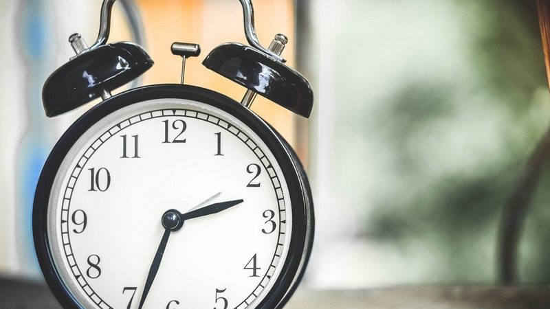 España enfrenta el último cambio de hora y debate su futuro horario oficial